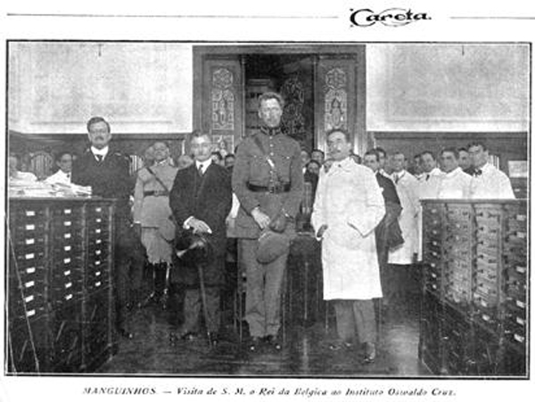 Em primeiro plano, da esquerda para a direita: Epitácio Pessoa, presidente da República, Rei Alberto e Carlos Chagas. Fonte: Careta, Rio de Janeiro, 2 out. 1920, p.17
